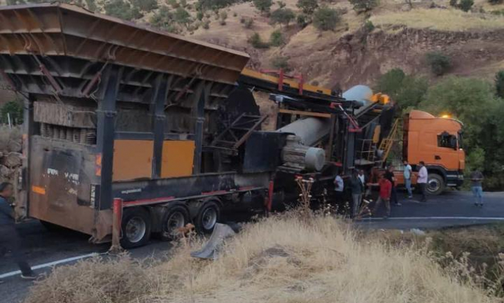 Siirt'te Virajı Alamayan Tır Devrildi: Trafiğe Kapanan Yolda Uzun Kuyruk Oluştu