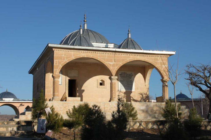 Siirt'te Her Gün Yüzlerce Ziyaretçiyi Ağırlayan Türbede Nahoş Görüntüler!