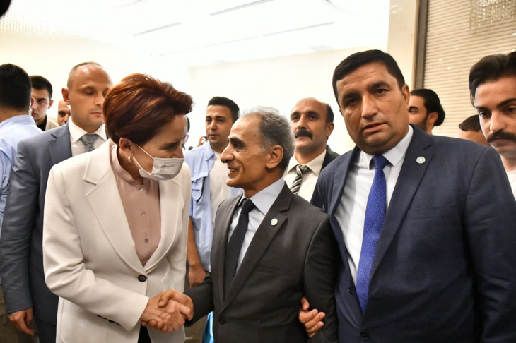 MHP 27. Dönem Siirt Milletvekili Adayı Faraç Çelebi, İYİ Parti'ye Geçti! Rozetini Meral Akşener Taktı