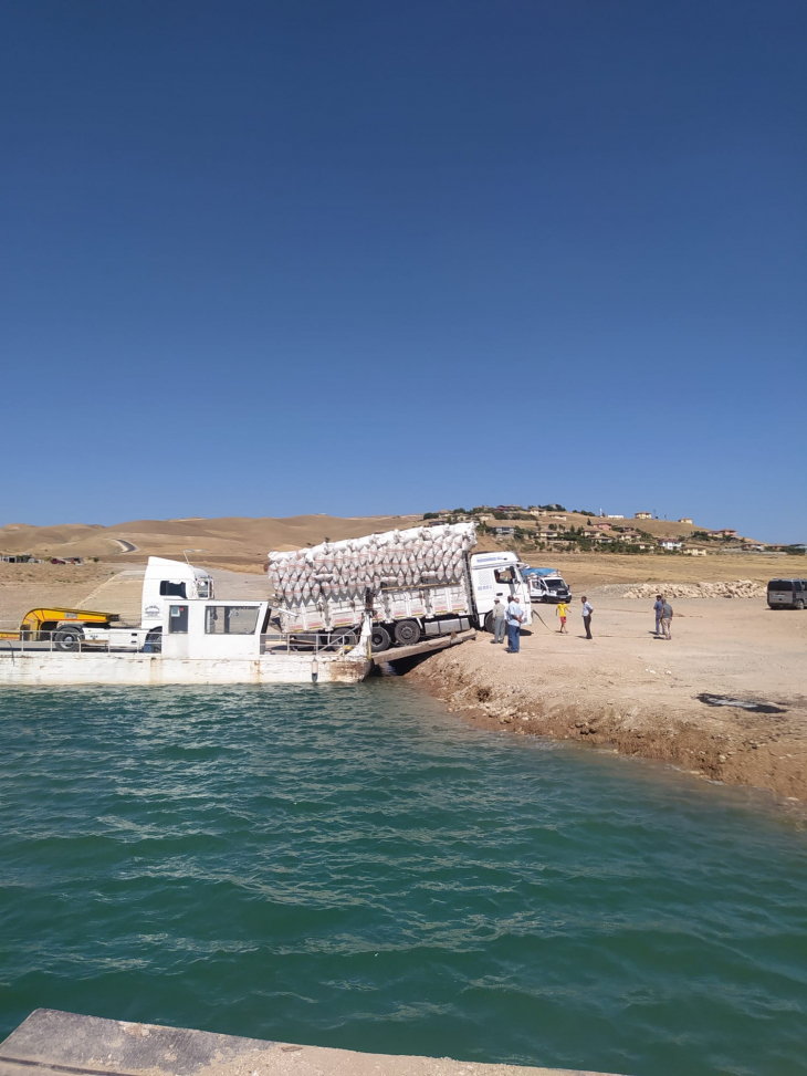 Siirt'te Kamyon Feribotun Kapısına Asılı Kaldı!