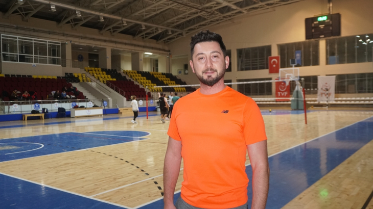 Siirt'te Farklı Meslek Grupları Günün Stresini ve Yorgunluğunu Voleybol Maçı İle Atıyorlar