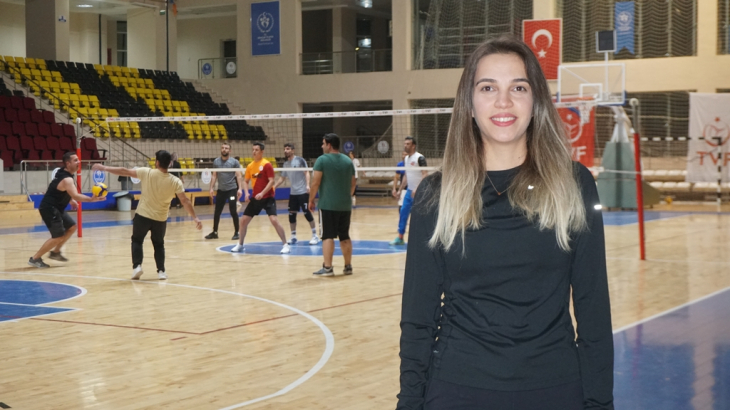 Siirt'te Farklı Meslek Grupları Günün Stresini ve Yorgunluğunu Voleybol Maçı İle Atıyorlar