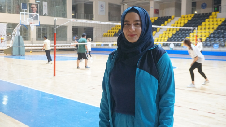 Siirt'te Farklı Meslek Grupları Günün Stresini ve Yorgunluğunu Voleybol Maçı İle Atıyorlar