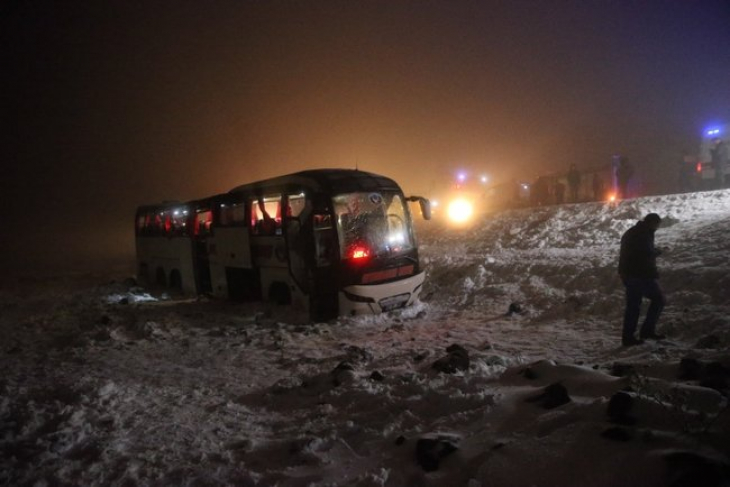 Diyarbakır-Şanlıurfa yolunda buzlanma sonucu yolcu otobüsü devrildi: Çok sayıda yaralı var