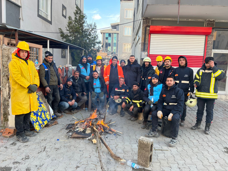 Siirt Belediyesi Ekibi Enkazdan 38 Kişiyi Sağ Salim Çıkardı