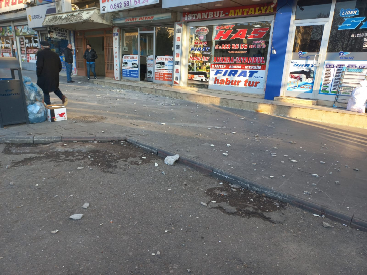 Siirt'te Şehrin Merkezindeki Binadan Yere Taş Parçaları Düştü! Her Gün Yüzlerce İnsan O Yoldan Geçiyor! 