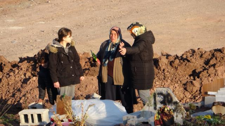 Kimine oyuncak koydular, kimine gelinlik! Depremde hayatını kaybedenlerin mezarları yürek dağladı