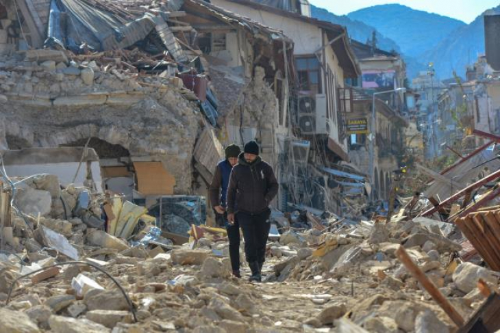 Enkaz başında yürek yakan manzara! Cenazeleri vesikalık fotoğrafla teşhis ediyorlar