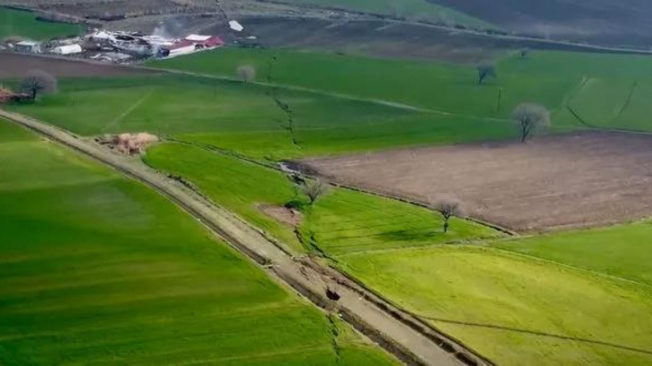 Kilometrelerce uzayıp gidiyor, gören inanamıyor! Deprem sonrası fay hattındaki kırık havadan ilk kez görüntülendi