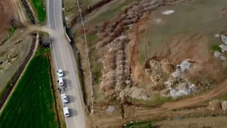 Kilometrelerce uzayıp gidiyor, gören inanamıyor! Deprem sonrası fay hattındaki kırık havadan ilk kez görüntülendi