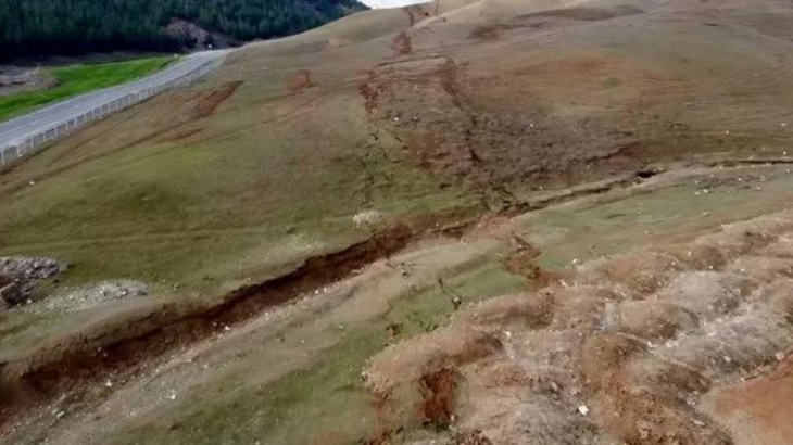 Kilometrelerce uzayıp gidiyor, gören inanamıyor! Deprem sonrası fay hattındaki kırık havadan ilk kez görüntülendi