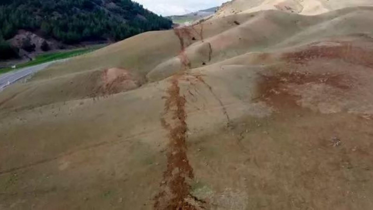 Kilometrelerce uzayıp gidiyor, gören inanamıyor! Deprem sonrası fay hattındaki kırık havadan ilk kez görüntülendi