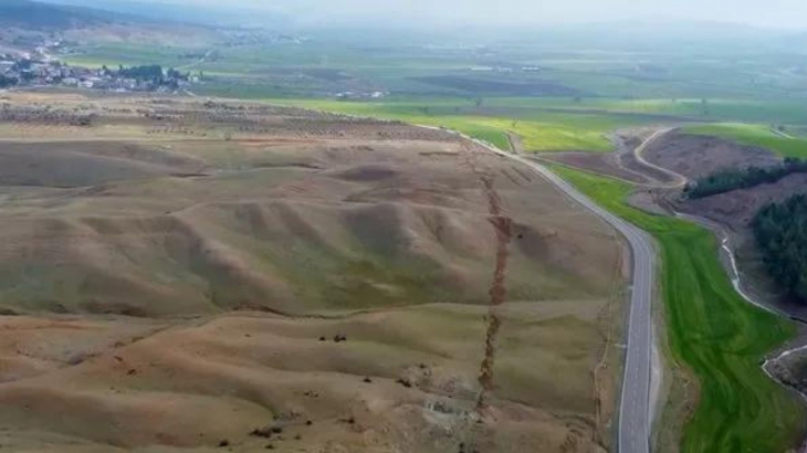 Kilometrelerce uzayıp gidiyor, gören inanamıyor! Deprem sonrası fay hattındaki kırık havadan ilk kez görüntülendi