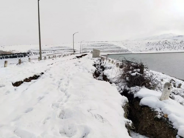 Deprem sonrası çatlaklar oluşan baraj tahliye ediliyor