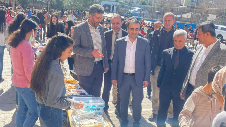 Minik Yürekler Kurtalan'da Depremzedeler İçin Kermes Düzenledi