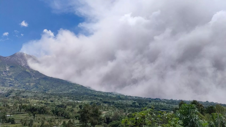 Endonezya'da Merapi Yanardağı patladı