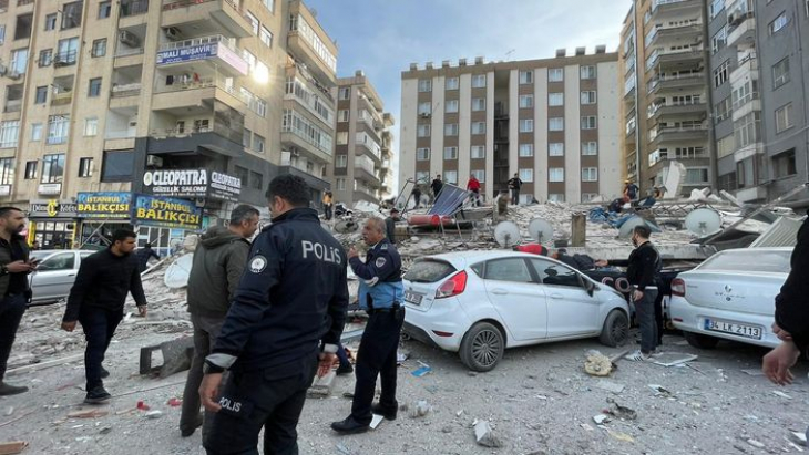 Son dakika haberi Şanlıurfa'da 6 katlı bina çöktü! Şu Anda Bir Ses Geliyor Onun İçin Çalışmalar Yapılıyor