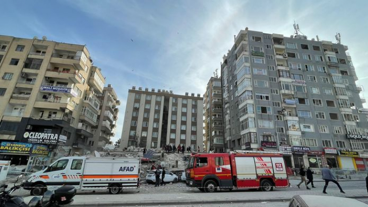 Son dakika haberi Şanlıurfa'da 6 katlı bina çöktü! Şu Anda Bir Ses Geliyor Onun İçin Çalışmalar Yapılıyor