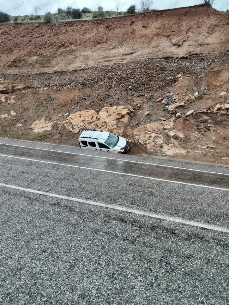 Siirt'te Kontrolden Çıkan Hafif Ticari Araç Yol Kenarına Devrildi