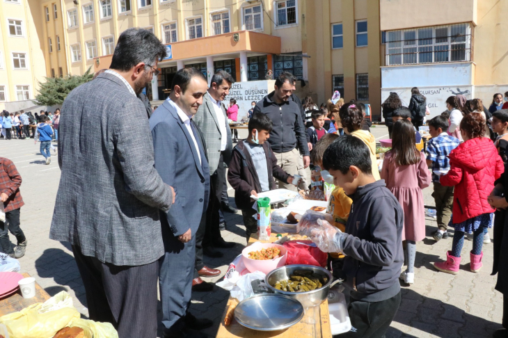 Minik Yürekler Kurtalan'da Depremzedeler İçin Kermes Düzenledi