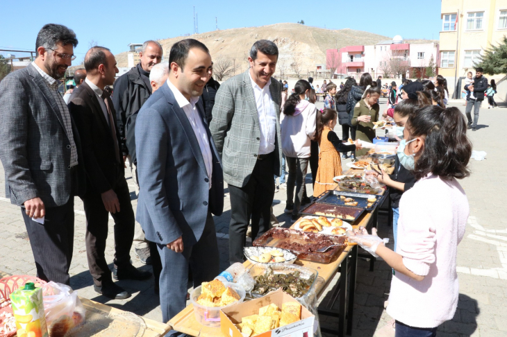 Minik Yürekler Kurtalan'da Depremzedeler İçin Kermes Düzenledi