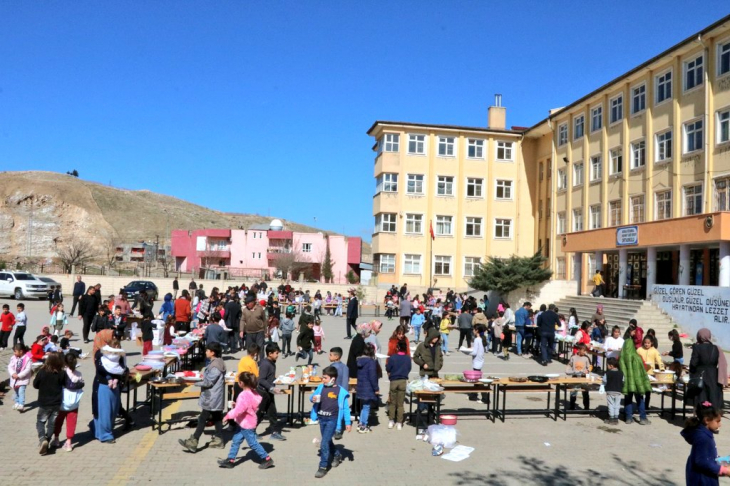 Minik Yürekler Kurtalan'da Depremzedeler İçin Kermes Düzenledi