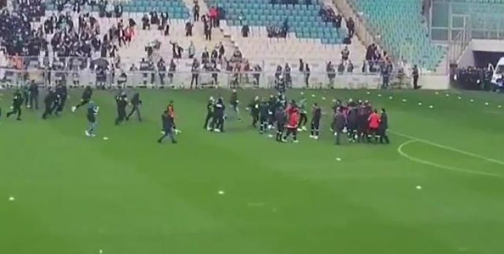 Olaylar dün gece başladı! Bursaspor-Amedspor maçı öncesi saha savaş alanına döndü