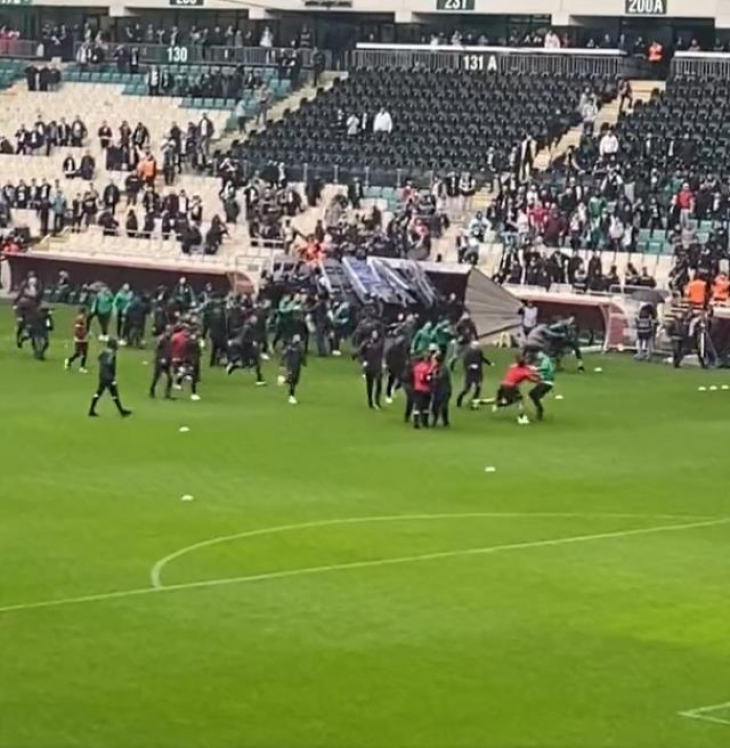 Olaylar dün gece başladı! Bursaspor-Amedspor maçı öncesi saha savaş alanına döndü