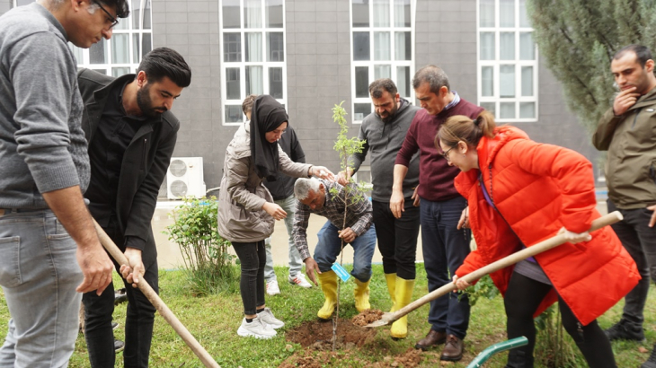 Siirt Üniversitesinde 6 Şubat Depreminde Hayatını Kaybeden Öğrenciler Anısına Fidan Dikildi