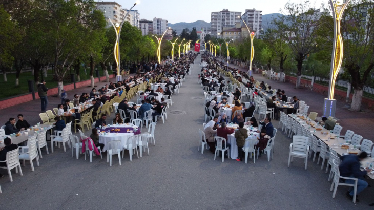 Kurtalan'da Dev İftar Sofrası! Yüzlerce Vatandaş İftarda Buluştu