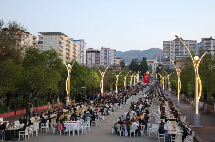 Kurtalan'da Dev İftar Sofrası! Yüzlerce Vatandaş İftarda Buluştu