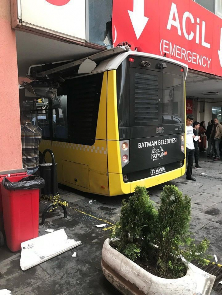 Batman'da Can Kurtaran Otobüs Acilde Sıkıştı