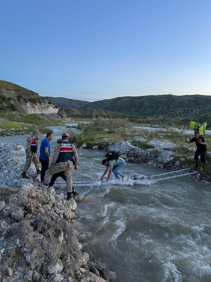 Siirt Başur Çayı'nda Mahsur Kalan 2 Kişi Ekiplerin İtfaiye Merdivenini Köprü Yapmasıyla Kurtarıldı