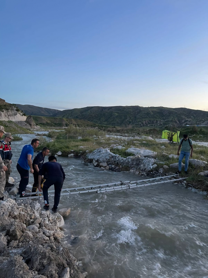 Siirt Başur Çayı'nda Mahsur Kalan 2 Kişi Ekiplerin İtfaiye Merdivenini Köprü Yapmasıyla Kurtarıldı