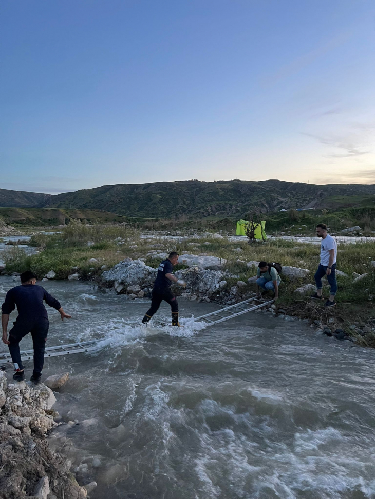 Siirt Başur Çayı'nda Mahsur Kalan 2 Kişi Ekiplerin İtfaiye Merdivenini Köprü Yapmasıyla Kurtarıldı