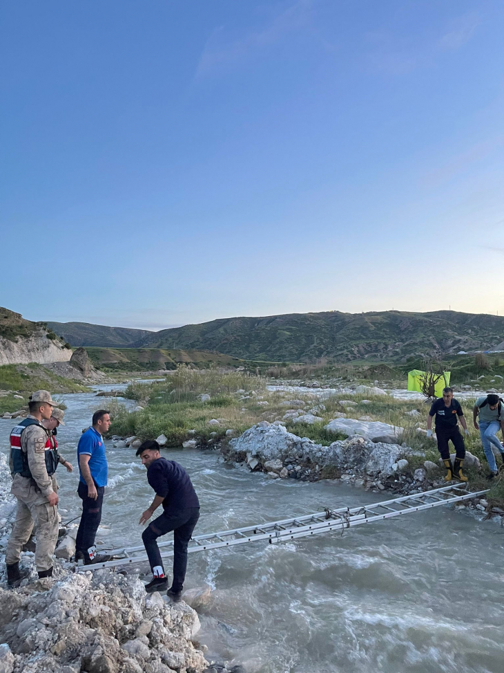 Siirt Başur Çayı'nda Mahsur Kalan 2 Kişi Ekiplerin İtfaiye Merdivenini Köprü Yapmasıyla Kurtarıldı