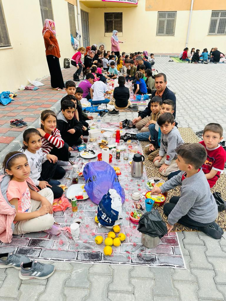 Siirt Cumhuriyet ilköğretim okulunda düzenlenen bahar şenlikleri renkli görüntülere sahne oldu