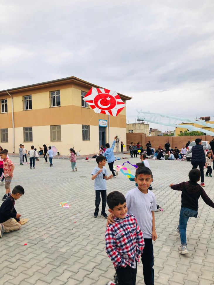 Siirt Cumhuriyet ilköğretim okulunda düzenlenen bahar şenlikleri renkli görüntülere sahne oldu