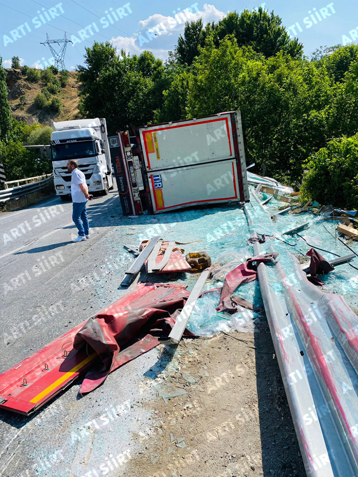 Siirt'te Virajı Alamayan Tır Devrildi! Dorsesindeki Camlar Parçalandı