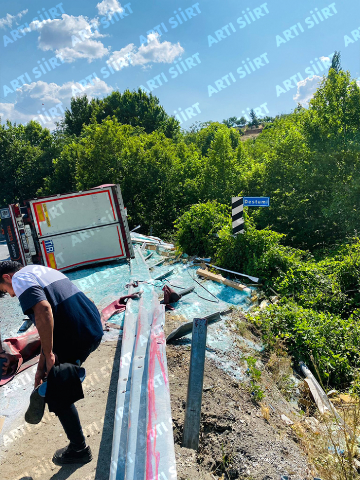 Siirt'te Virajı Alamayan Tır Devrildi! Dorsesindeki Camlar Parçalandı