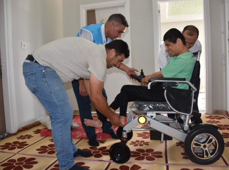 Vali Hacıbektaşoğlu, Özel Birey Mumine'nin Akülü Araç Talebini Yerine Getirdi