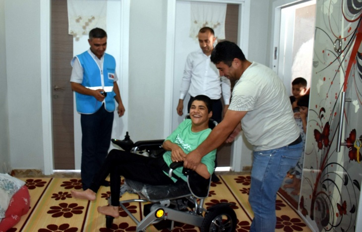 Vali Hacıbektaşoğlu, Özel Birey Mumine'nin Akülü Araç Talebini Yerine Getirdi