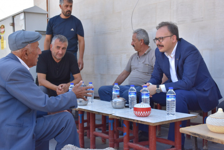 Siirt'in Yeni Valisi İlk ziyaretini Veyselkarani Beldesine Yaptı! Valinin Yanında Vatandaşın Arzuladığı Gibi Koruma Ordusu Olmaması Dikkat Çekti