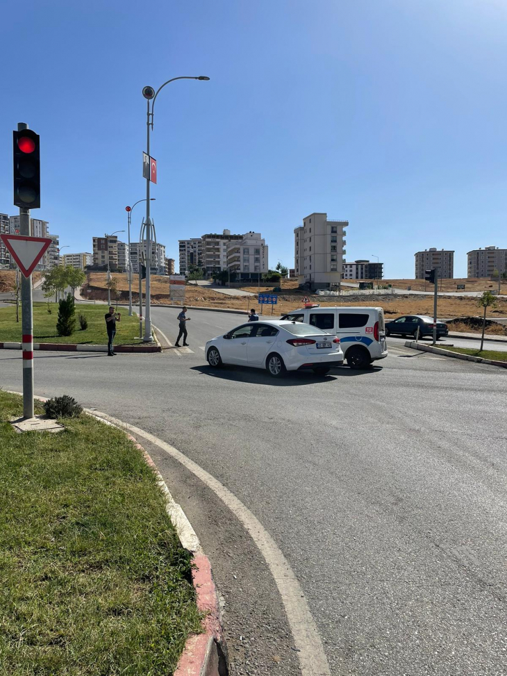 Siirt'te Vakaya Giden Polis Aracı Kırmızı Işıkta Geçerek Sivil Araca Çarptı