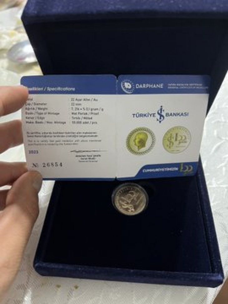 İş Bankası çalışanı ve emeklilerine 7 gram altın dağıttı