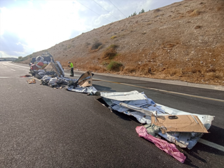 Gaziantep-Şanlıurfa otoyolunda minibüsle kamyon çarpıştı: 5 ölü, 5 yaralı