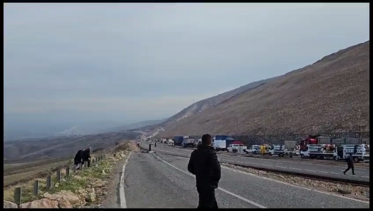 Siirt'te Yol Çalışması Nedeniyle Yüzlerce Araç Uzun Kuyruk Oluşturdu