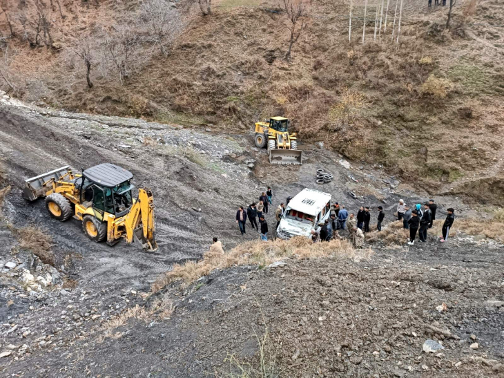 Siirt'te dereye yuvarlanan minibüste bulunan 3 kişi yaralandı!