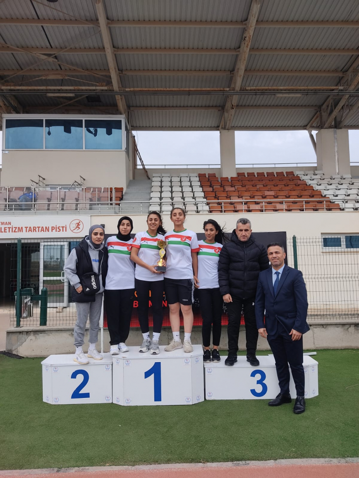 Siirt Şirvan Bayan Atletizm Takımı Batman'da Birinci Oldu