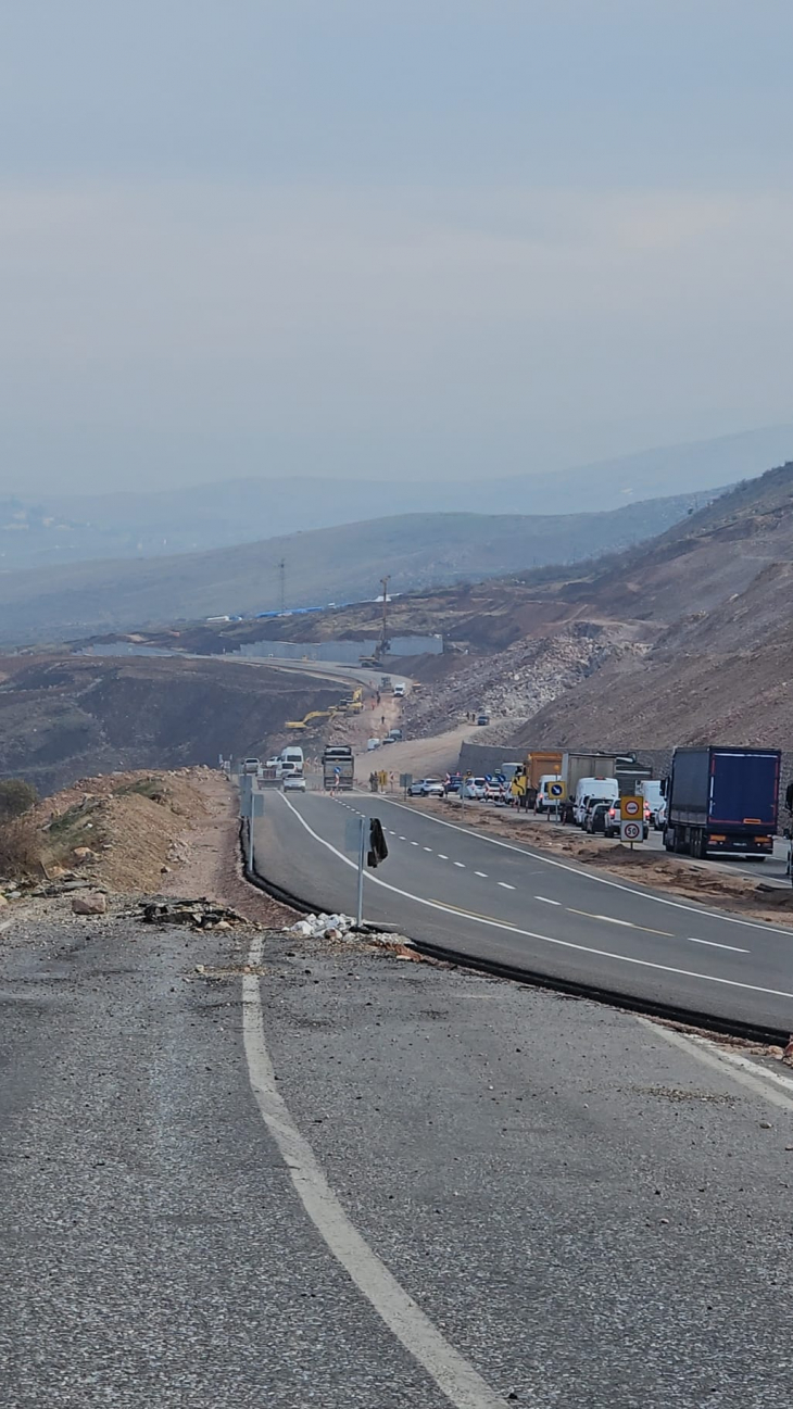 Siirt'te Yol Çalışması Nedeniyle Yüzlerce Araç Uzun Kuyruk Oluşturdu